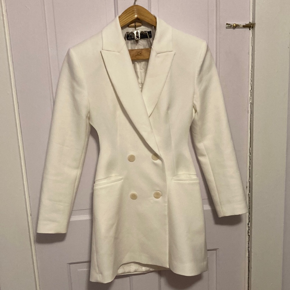 Zara long white backless blazer